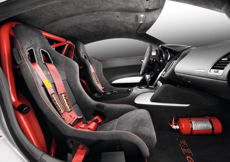 Интерьер Audi R8 GT 2010 года  (EU) (фото 7 из 55)